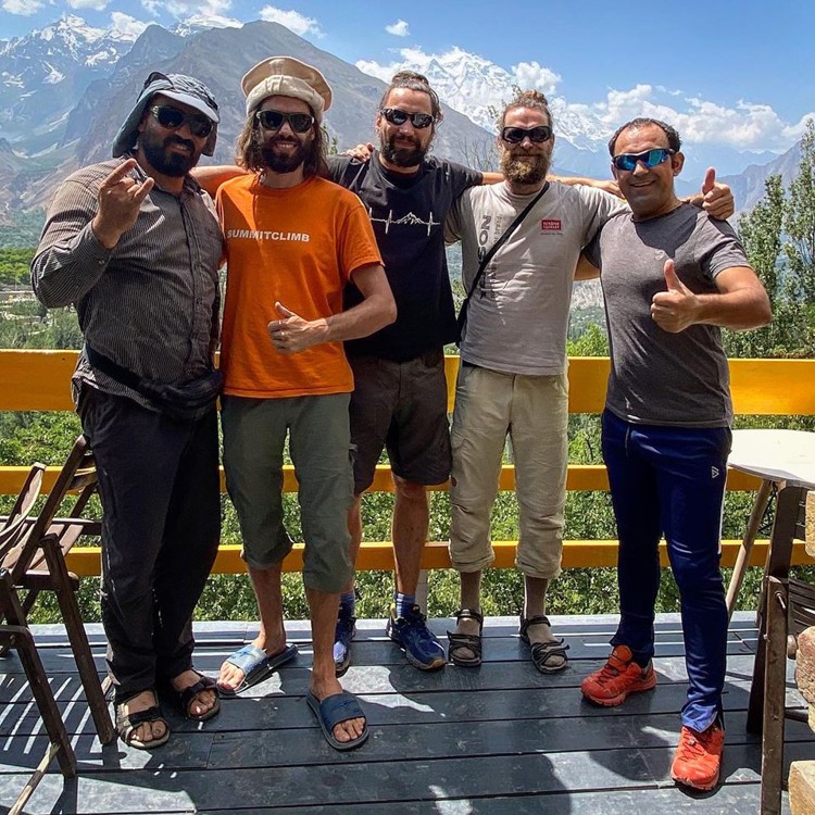 Felix Berg y el equipo, en Shimla. Foto: FB: Summit Travel