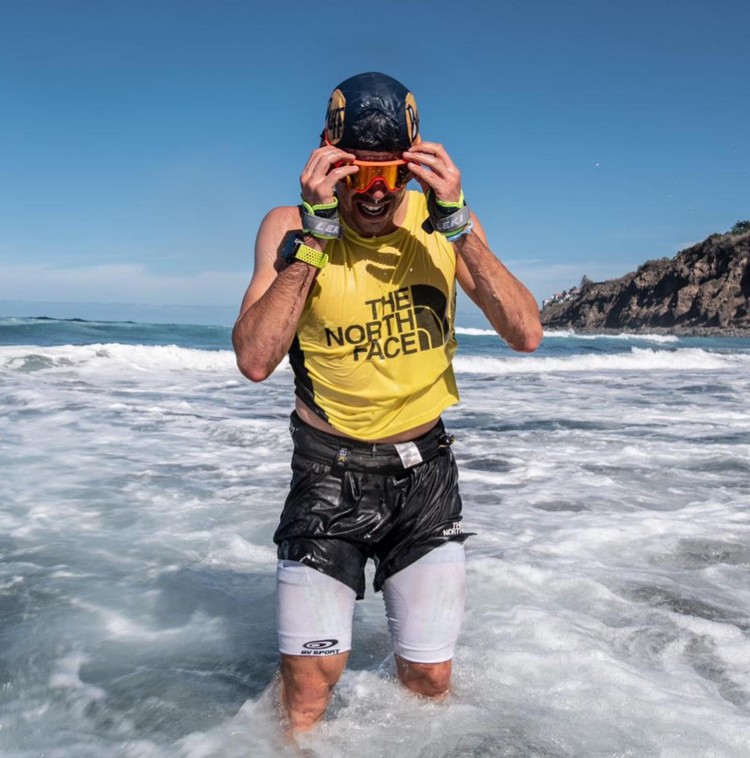 Pau Capell finaliza su récord a la 040 con un baño en el mar. Foto: @rsalanova, FB Pau Capell