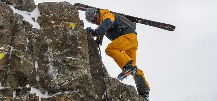 Alpines Gelände ohne Skier beim Skitourengehen, Schuhe mit Steigeisen: Foto: Scarpa Alpines Gelände ohne Skier beim Skitourengehen, Schuhe mit Steigeisen: Foto: Scarpa