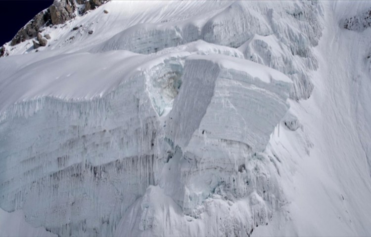 El desgajado serac amenazante del Everest, a punto de desprenderse. Foto: Andrzej Bargiel