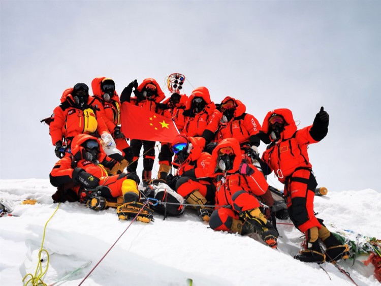 Los científicos chinos, en la cumbre del Everest el pasado mes de junio. Foto: Xinhua