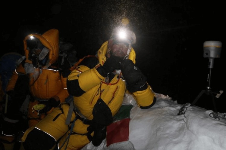 Los científicos nepaleses pasan la noche en la cumbre del Everest. Nepal Survey Department