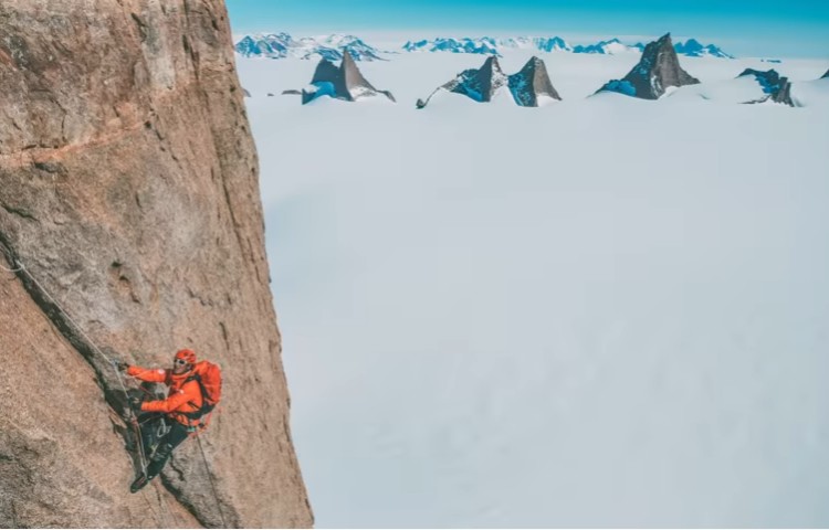 Escalando en la Tierra de la Reina Maud, Antártida. Foto: Savannah Cummins