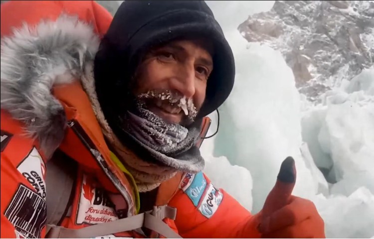 Alex Txikon, al Manaslu invernal junto a Simone Moro e Iñaki Álvarez. Foto: Alex Txikon
