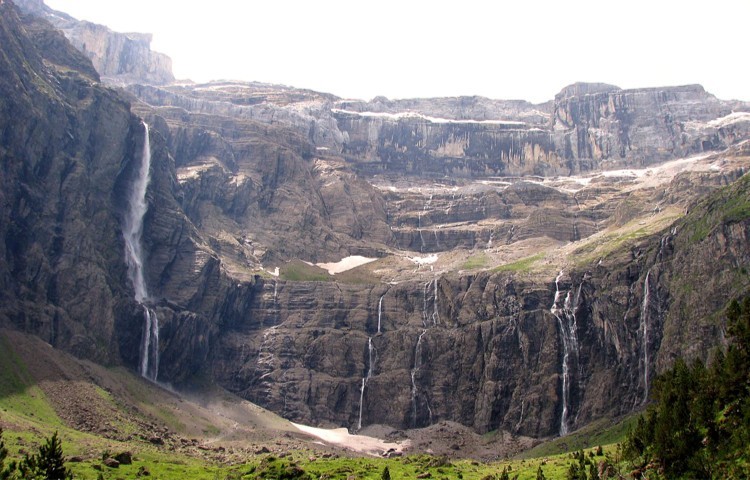 El circo de Gavarnie y la cascada. 1.500m de muralla, 450m de cascada. Foto: Tom Bégel , wikipedia c