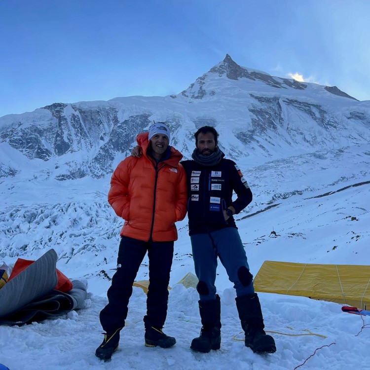 Alex Txikon y Simone Moro, en el campo base del Manaslu invernal. Foto: Phelipe Eizaguirre  