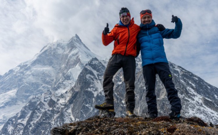 Vinayak Jaya Malla y Tenji Sherpa, en la zona del Manaslu. Foto: Abiral Rai  