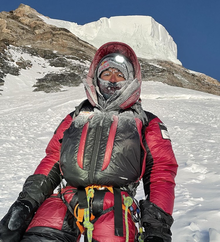 Nirmal Purja, en el K2 invernal, serac y cuello de botella detrás. Foto: Nirmal Purja, Nims