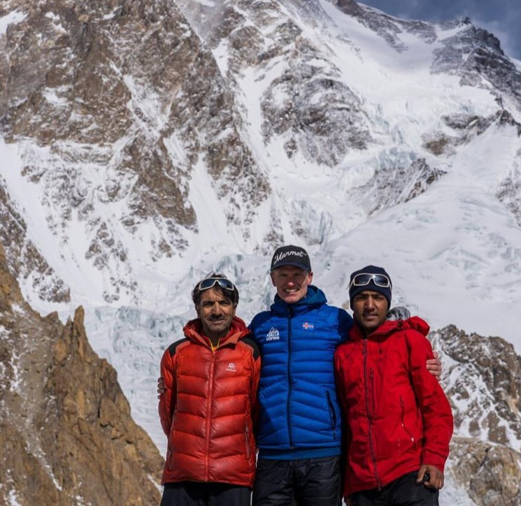 Ali Sadpara, John Snorri y Sajid Sadpara, en el campo base del K2. Foto: John Snorri