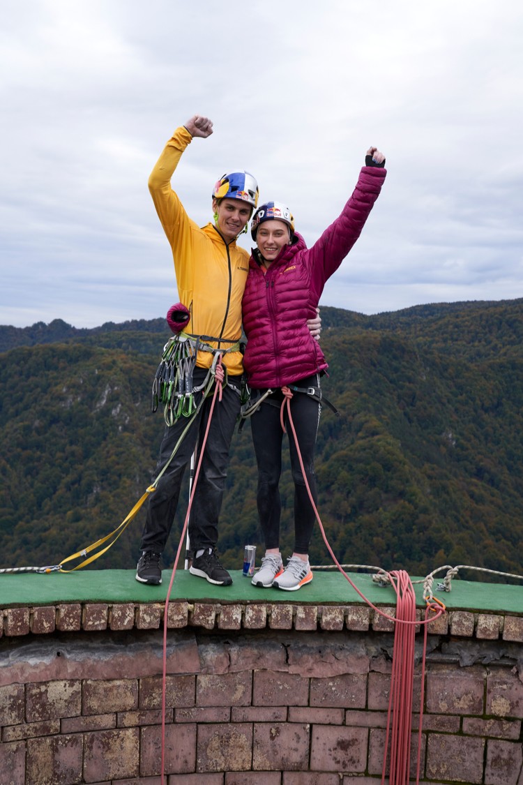 Janja Garnbret y Domen Skofic, en la cima de la chimenea. Foto: Red Bull Content Pool