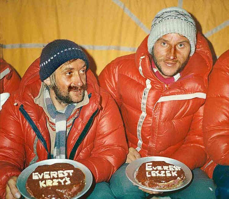 Krzystof Wielicki y Leszek Cichy celebran su cumbre en el Everest invernal. Foto: Expedición polaca 