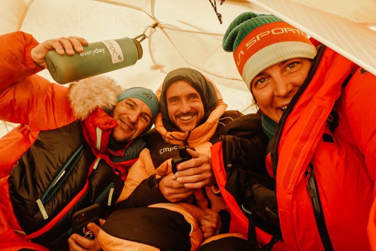 Sergi MIngote, Juan Pablo Mohr y Tamara Lunger, en el campo 1 invernal del K2. Foto: Tamara Lunger