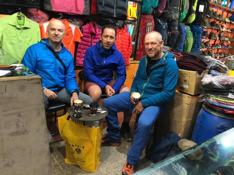 Marius Gane, Horia Colibasanu y Peter Hámor, en 2019 en Katmandú. Foto: Peter Hámor