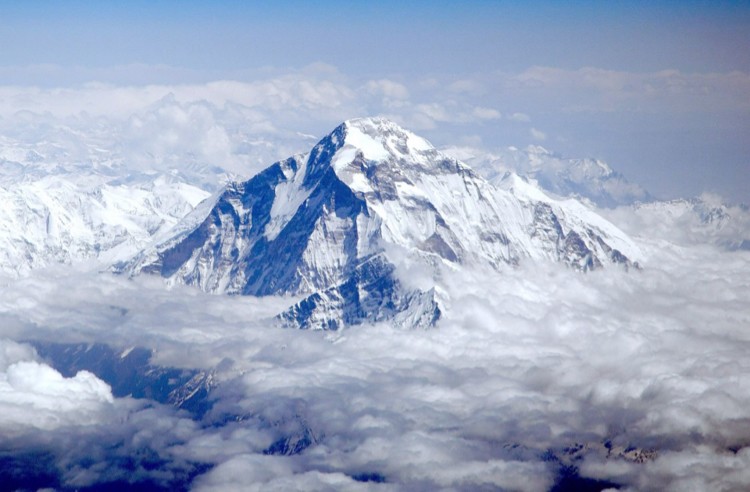 A la izquierda, la enorme arista NW del Dhaulagiri desde el aire. Foto: Peter Hámor