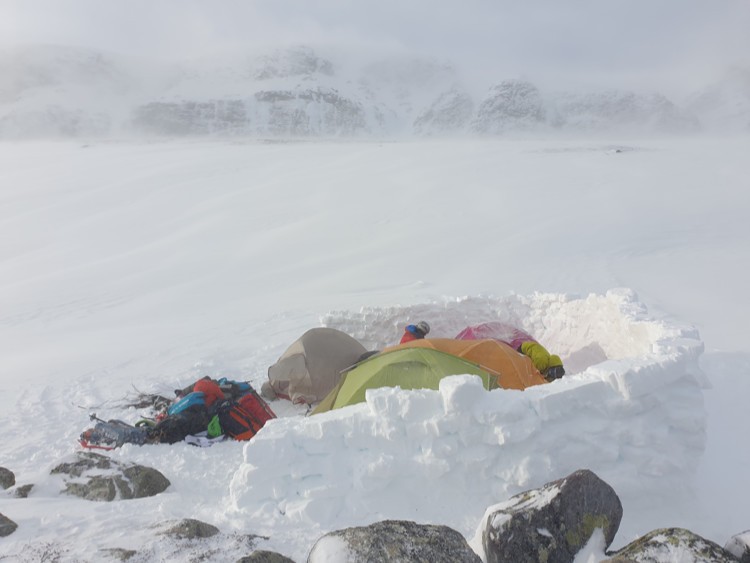 Campamento protegido por el viento. Foto: Club Alpí Virtual