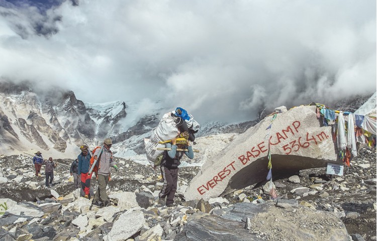 Limpieza en campo base de Everest. Foto: Bally Peak Outlook