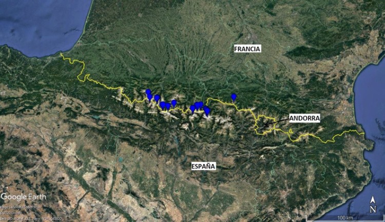 Figura 1: imagen de satélite de los Pirineos. Puntos azules, localización glaciares inventariados
