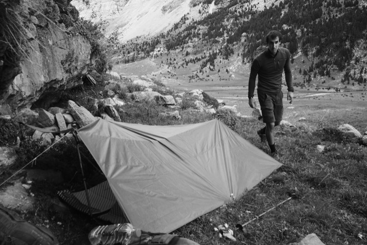 Un tarp, nuestros bastones, y nuestras colchonetas, vivac en verano. Foto: Mikel Iraola Gracia