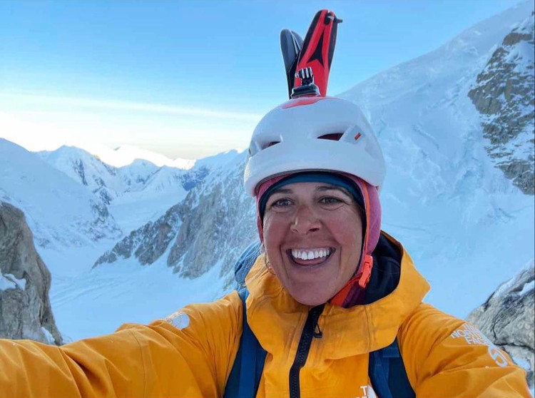 Chantel Astorga, solitaria a vía Cassin en Denali, descenso con esquís. Foto: Chantel Astorga