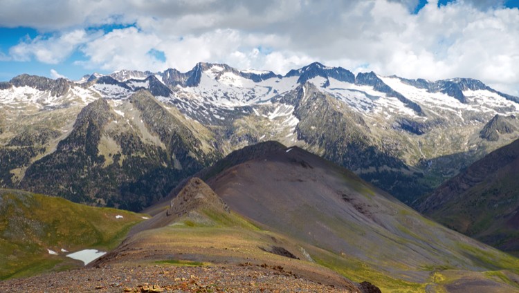 Cara Sur del Aneto. en medio, a la izquierda de la cumbre, Collado de Coronas. Foto: Barrabes
