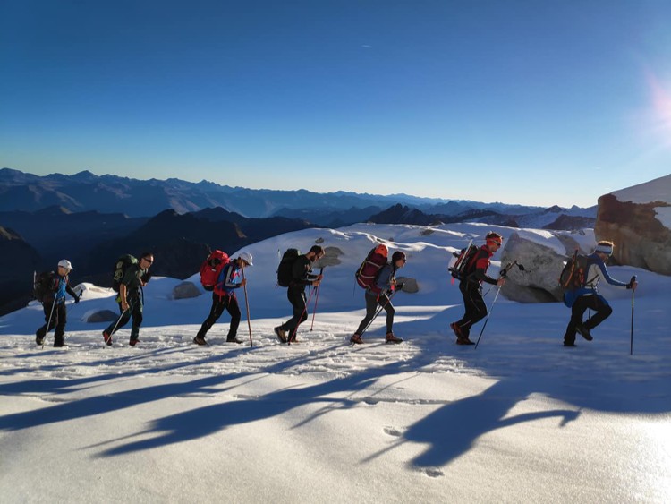 Un grupo en montaña es un equipo que comparte y mira siempre por el bien común. Foto: Maspirineo