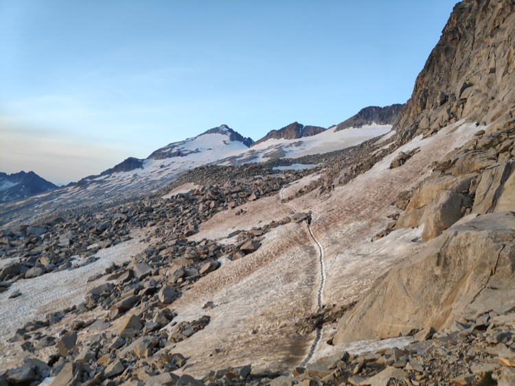Numerosas rocas caídas de las crestas en el glaciar. Foto: Maspirineo