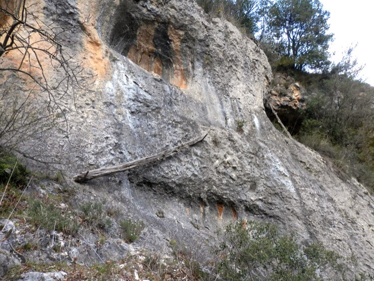 Restos de antiguos pasos verticales en la Sierra de Guara. Foto: A. Puyo