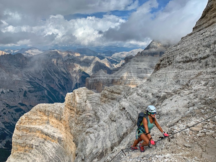 Línea de vida en una Ferrata en Dolomitas. Foto: HelenLovesMountain