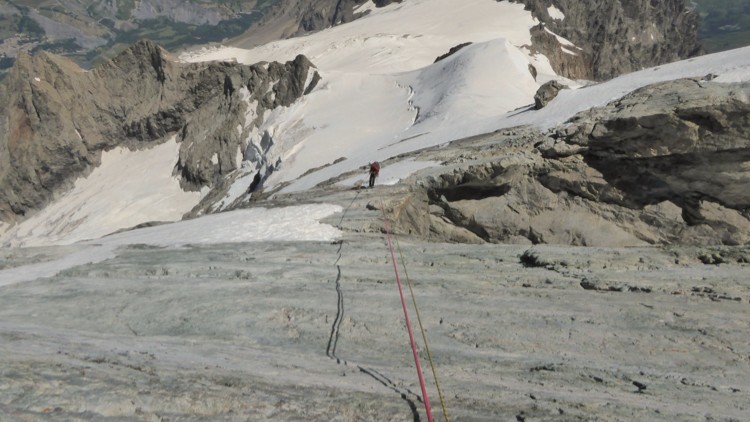 Ultimos rapeles antes de terminar la travesía de las aristas con el glaciar de tabuche de fondo.