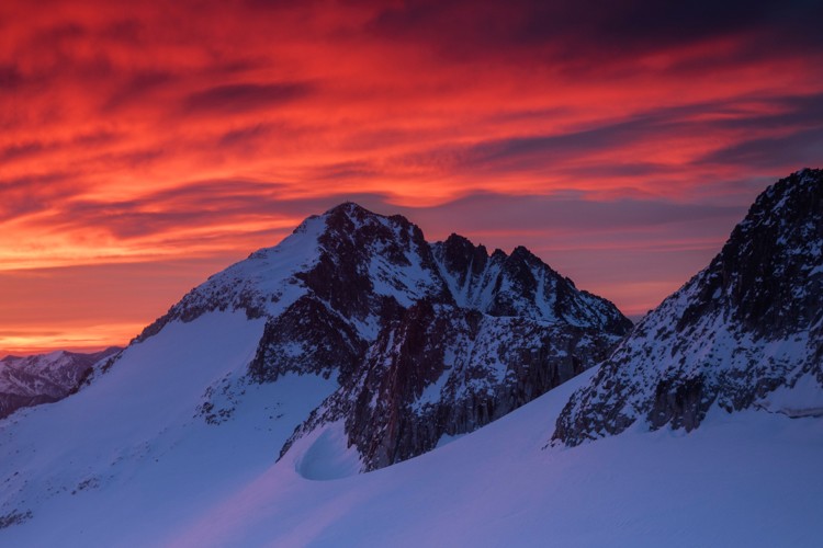 Vista al amanecer del rey de los Pirineos, el Aneto, desde la Maladeta. Foto: Javier Camacho