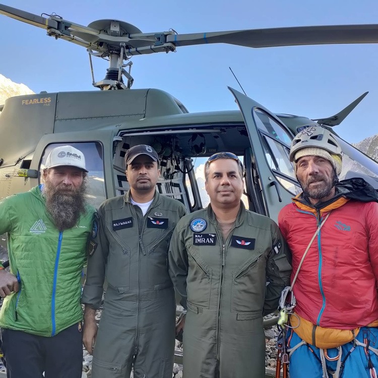 Stephan Keck, Jordi Tosas y sus rescatadores, en el campo base del K2. Foto: Mirza Ali