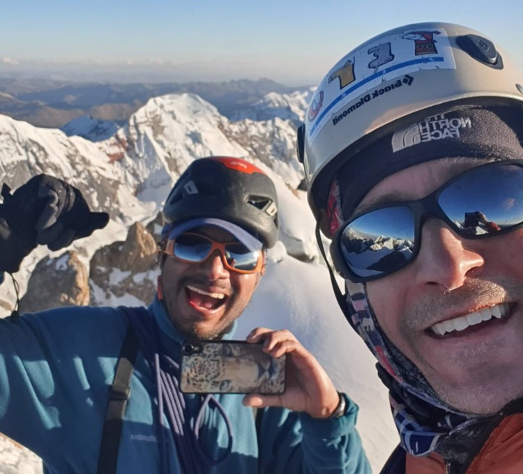 Steve Meder y Edward Saona en la cima del Nevado Sullcon Sur. Foto: Steve Meder