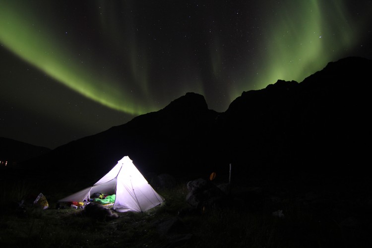 Noche en el wilderness, con aurora boreal. Foto: Carlos López
