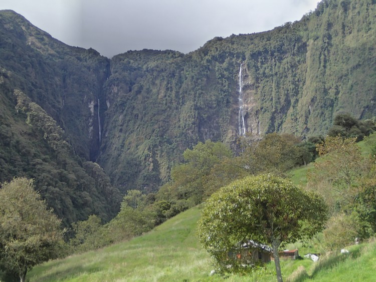 Quebrada de la Balanza (izquierda) y la Chorrera de la Cruz (derecha) vistas desde las proximidades 
