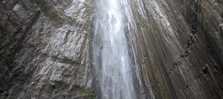 Bajando la Gran cascada de Mayorazgo, de 160 metros de Altura.