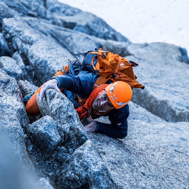 Dani Arnold, durante su escalada en el Petit Dru. Foto: FB Dani Arnold