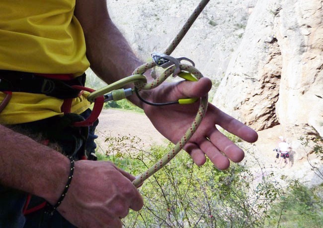 Los aseguradores son fundamentales para la práctica de la escalada. Foto: Juan Korkuera, Barrabes