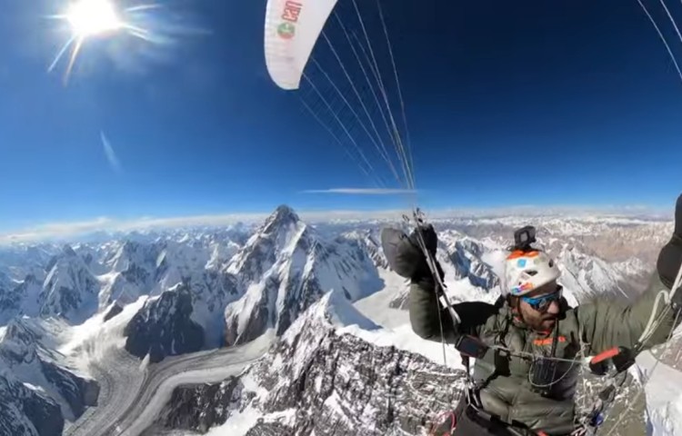 Antoine Girard, volando a 8.407m por encima del Broad Peak. Foto: Antoine Girard