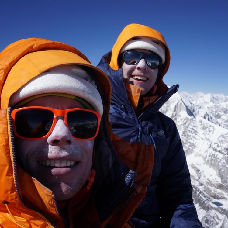 Matt Glenn y Tom Livingstone en la cima del Tengkangpoche. Foto: FB Livingstone