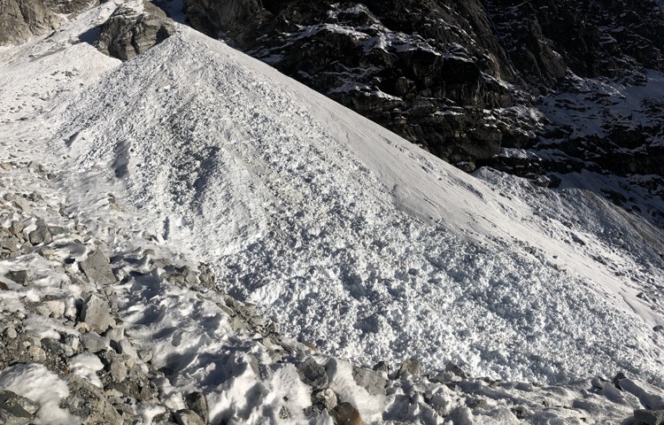 La avalancha que arrastró a los 3 miembros del GEAN en el Mingbo Eiger. Foto: NNMGA