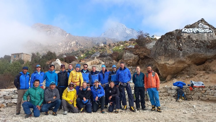 El equipo conjunto de rescatadores nepalo-francés. Foto: NNMGA