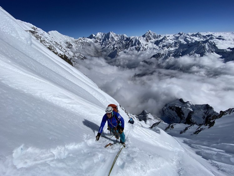 Apertura en el Chekigo para el Equipo Femenino de Alpinismo FEDME. Foto: EFA Apertura en el Chekigo para el Equipo Femenino de Alpinismo FEDME. Foto: EFA