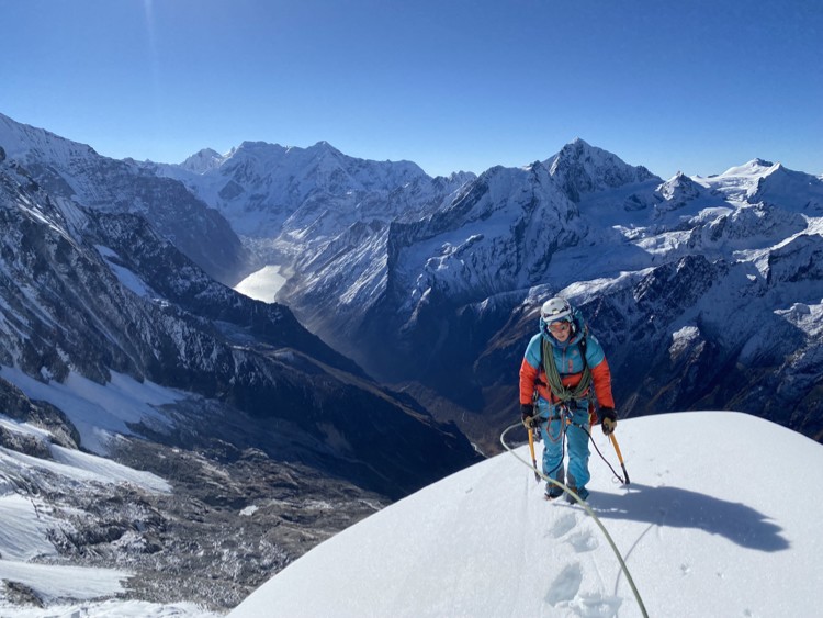 Apertura en el Chekigo para el Equipo Femenino de Alpinismo FEDME. Foto: EFA Apertura en el Chekigo para el Equipo Femenino de Alpinismo FEDME. Foto: EFA