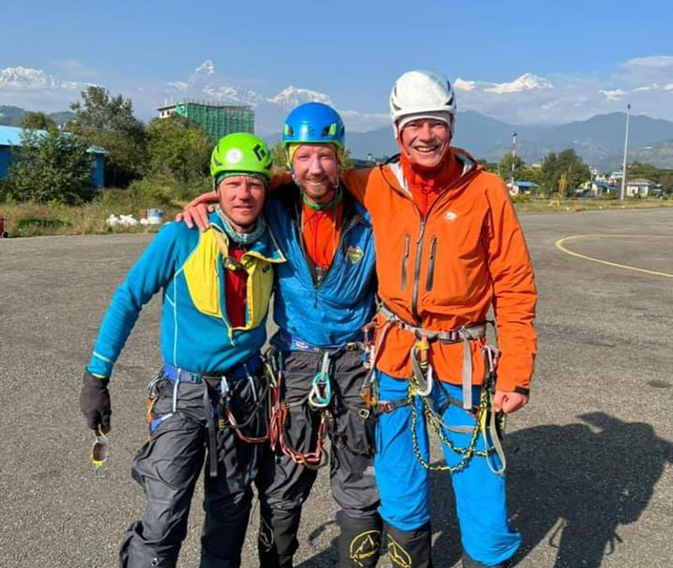Nikita Balabanov, Mikhail Fomin y Viacheslav Polezhaiko tras su escalada