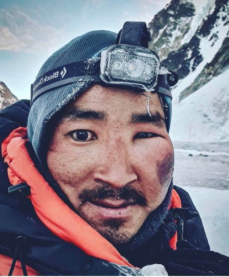 Gelje Sherpa, tras su descenso de la cima del K2 invernal. Foto: Gelje Sherpa