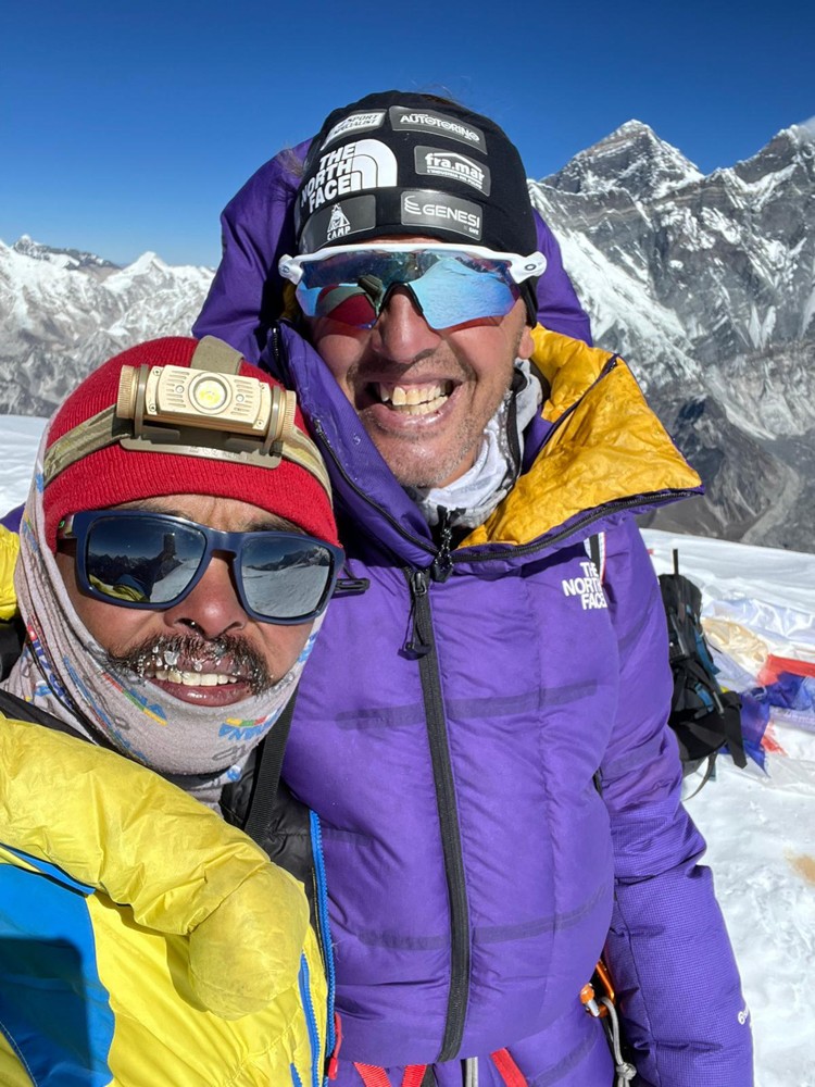 Simone Moro y Pasang Rinzee Sherpa, en la cima del Ama Dablam. Foto: Simone Moro