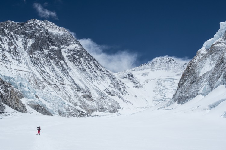 Sherpa porteando material al campo 2 del Everest y el Lhotse, 8848 m y 8516 m respectivamente