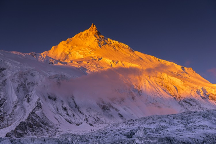 Amanecer sobre el Manaslu, la octava montaña más alta del planeta, con 8156 m de altura.