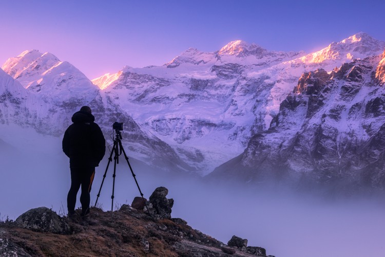 Amanecer sobre la impresionante cara Norte del Khanchenjunga tercera montaña más alta del planeta