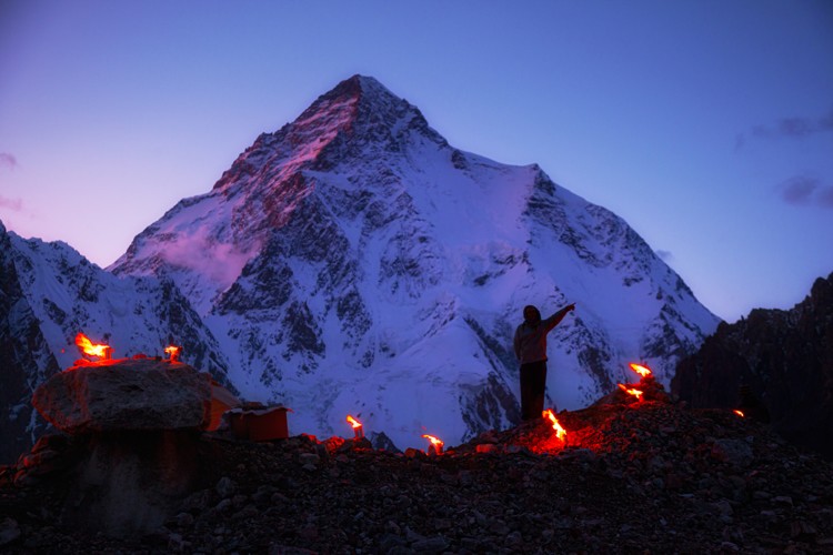 Portador Balti en el campo del Broad Peak de 8051 m, al fondo el K2 de 8615 m